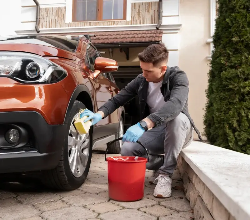 Lavage auto à domicile Sainte-Anne-sur-Brivet : professionnel intervenant sur un véhicule